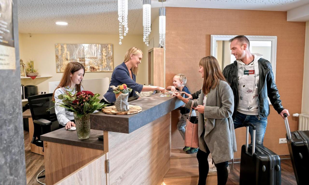 Familienhotel "Rhoen Feeling" Bernshausen Buitenkant foto